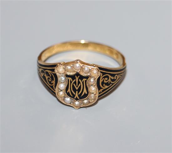 An early 19th century 18ct gold, black enamel and seed pearl set mourning ring,